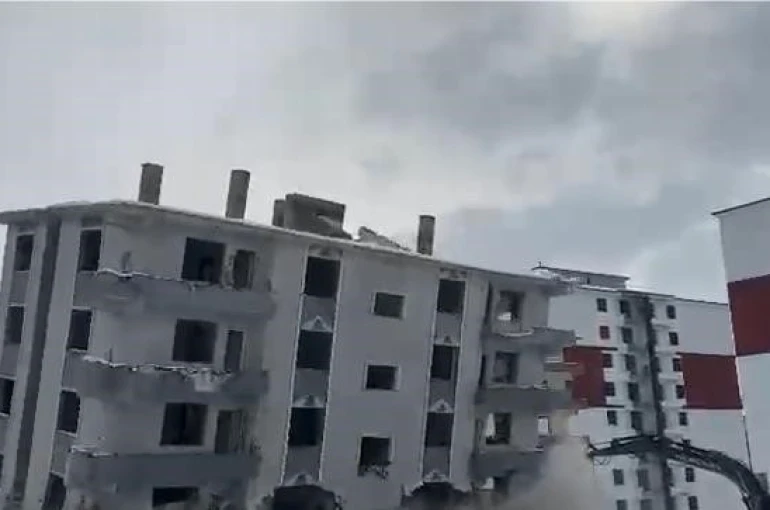 Elazığ’da hasarlı bina iş makinesiyle yıkıldı