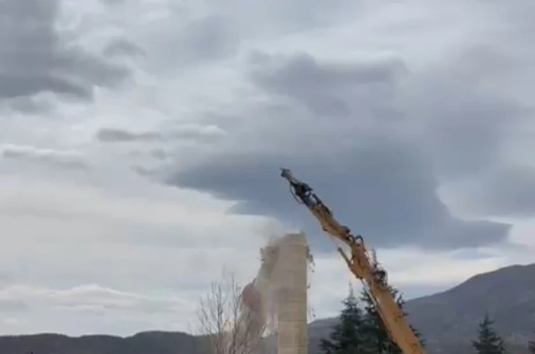 Elazığ’da hasarlı caminin minaresi iş makinesi ile yıkıldı 