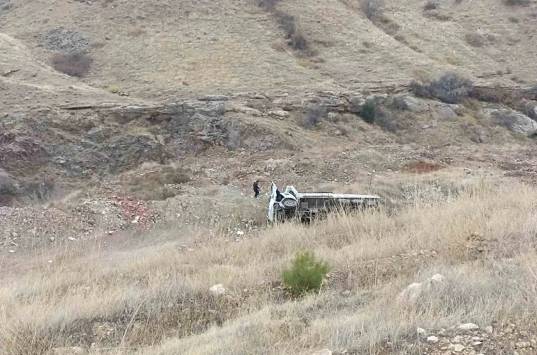 Elazığ’da kamyon devrildi: 1 yaralı 
