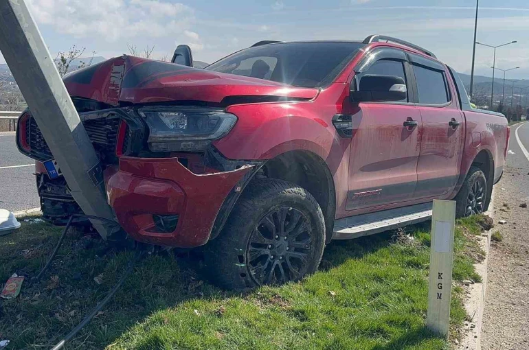 Elazığ’da kamyonet direğe çarptı: 1 yaralı 