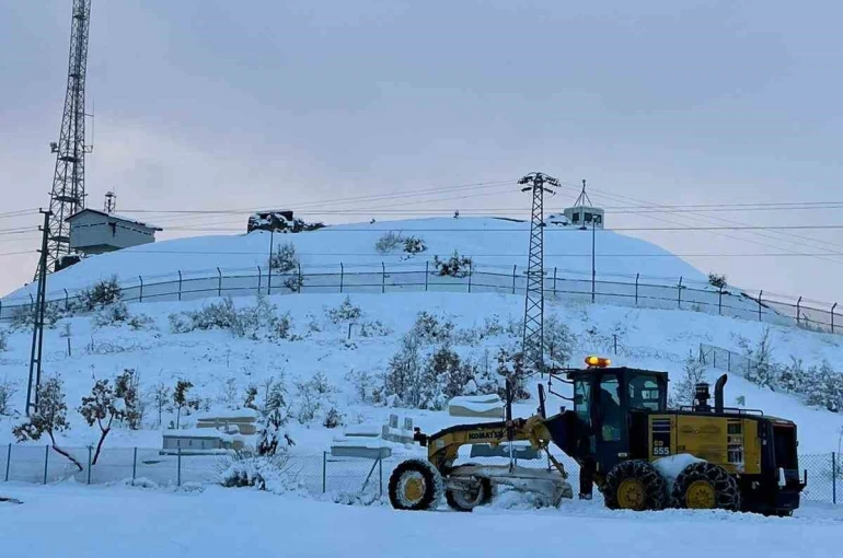 Elazığ’da kapalı 19 köy yolunda çalışmalar sürüyor 