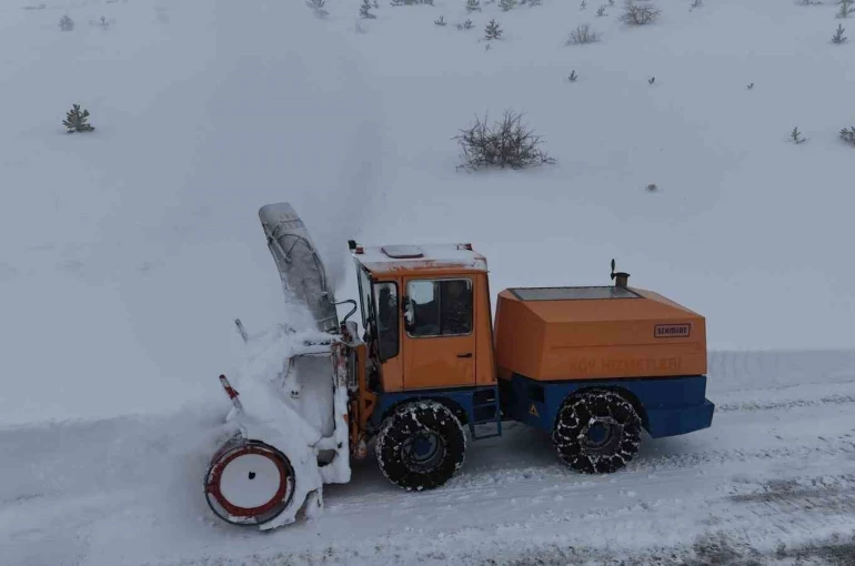 Elazığ’da kapalı 8 köy yolunda çalışmalar sürüyor 