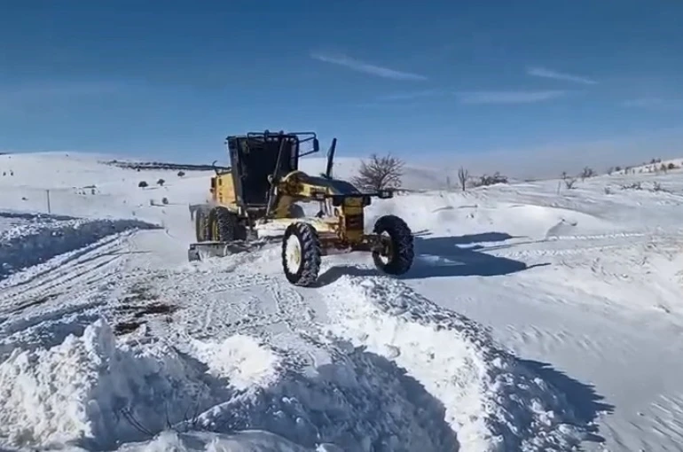 Elazığ’da kapalı köy yollarında çalışmalar sürüyor 