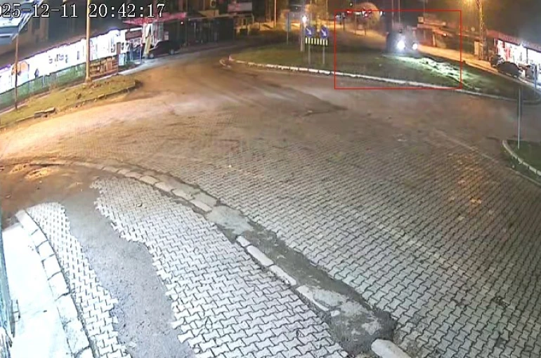 Elazığ’da kontrolü kaybedilen otomobil kavşaktaki refüje çıktı: 1 yaralı