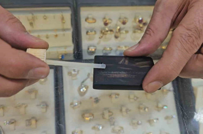 Elazığ’da kuyumculardan sahte altına karşı mihenk taşlı önlem
