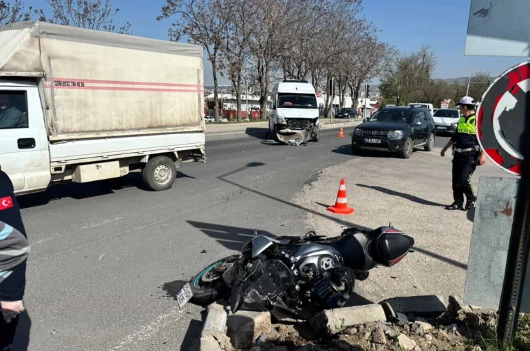 Elazığ’da motosiklet ile minibüs çarpıştı: 1 yaralı 