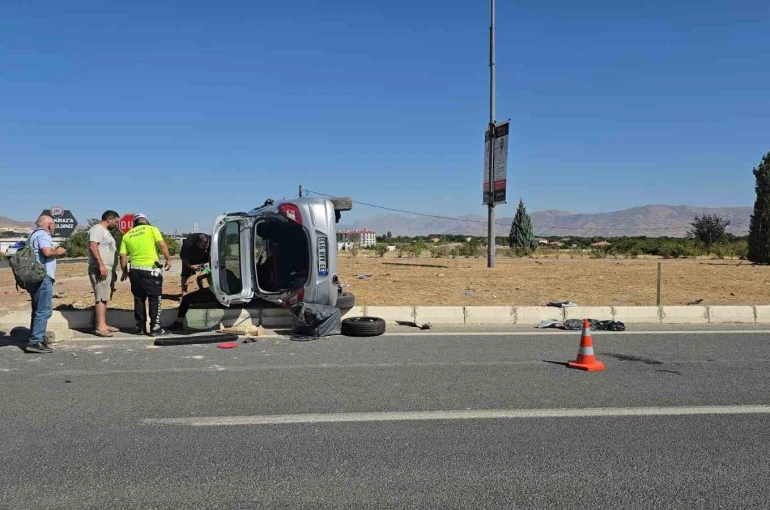 Elazığ’da motosikletle otomobil çarpıştı: 1’i ağır 2 yaralı