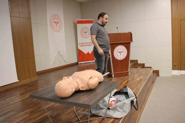 Elazığ’da sağlık çalışanlarına eğitimler sürüyor 