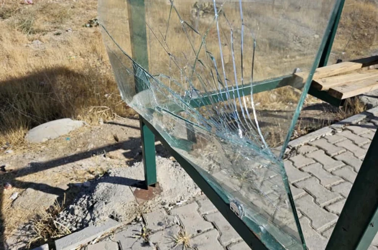Elazığ’da şehir magandaları durağın camlarını kırdı