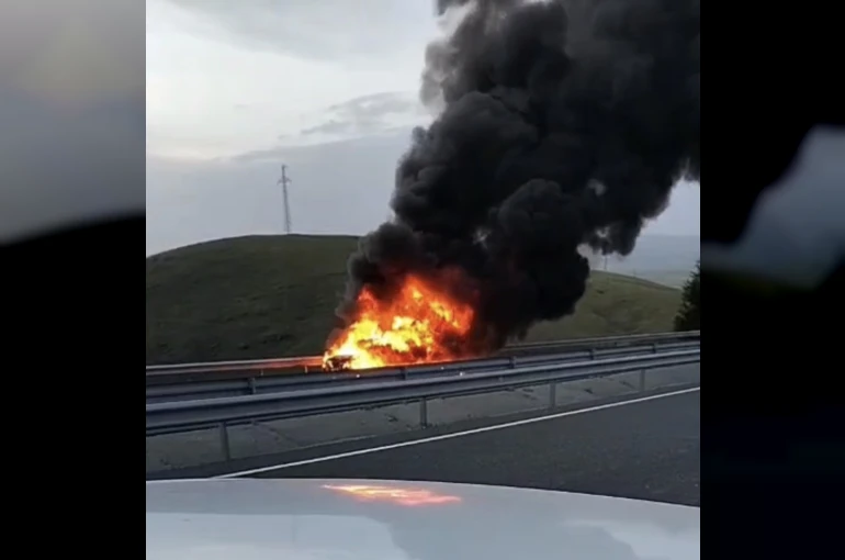 Elazığ’da seyir halindeki otomobil alev topuna döndü 