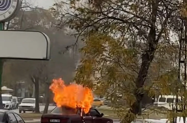 Elazığ’da seyir halindeyken yanan otomobil kullanılamaz hale geldi 