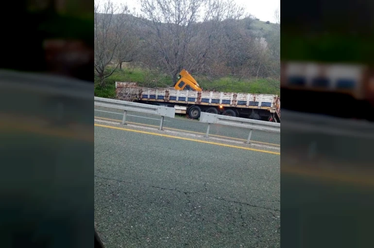 Elazığ’da tır yoldan çıktı: 1 yaralı 