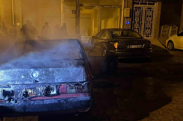 Elazığ’da TOFAŞ araç alev alev yandı 