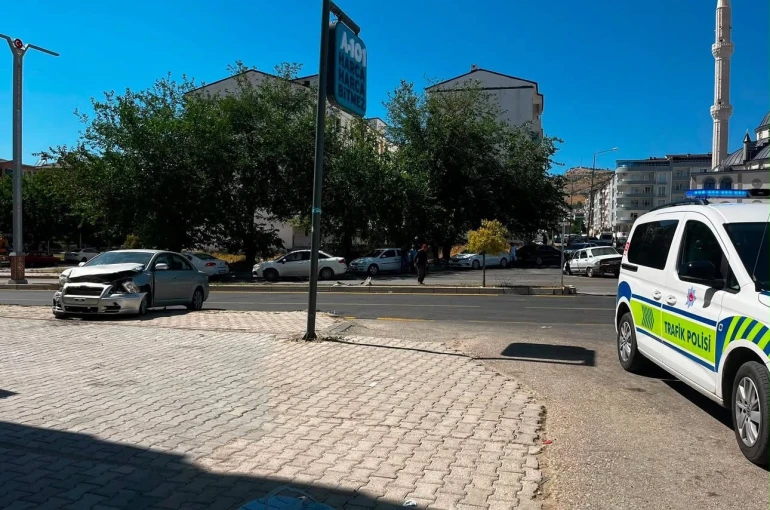 Elazığ’da trafik kazası: 3 yaralı