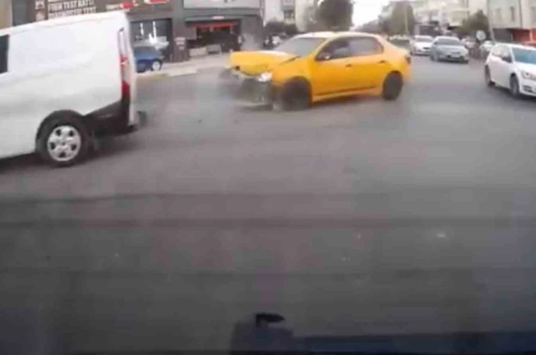 Elazığ’da trafik kazası kameralara yansıdı 