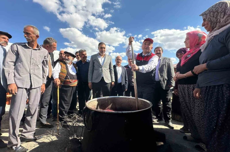 Elazığ’da Vali Hatipoğlu orcik yaptı, kadınlardan "Öyle karıştırılmaz" itirazı geldi