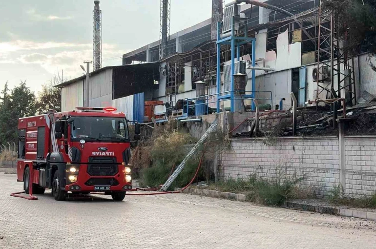 Elazığ’da yalıtım fabrikasında çıkan yangın 3,5 saatlik çalışmayla söndürüldü