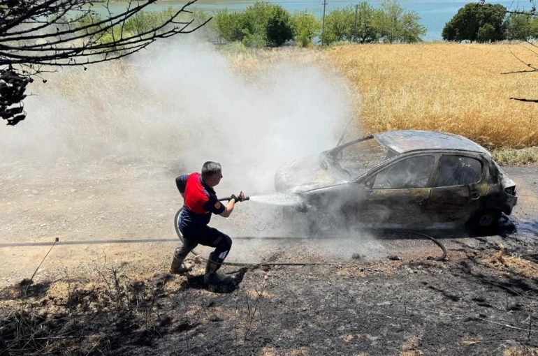 Elazığ’da yanan araç küle döndü