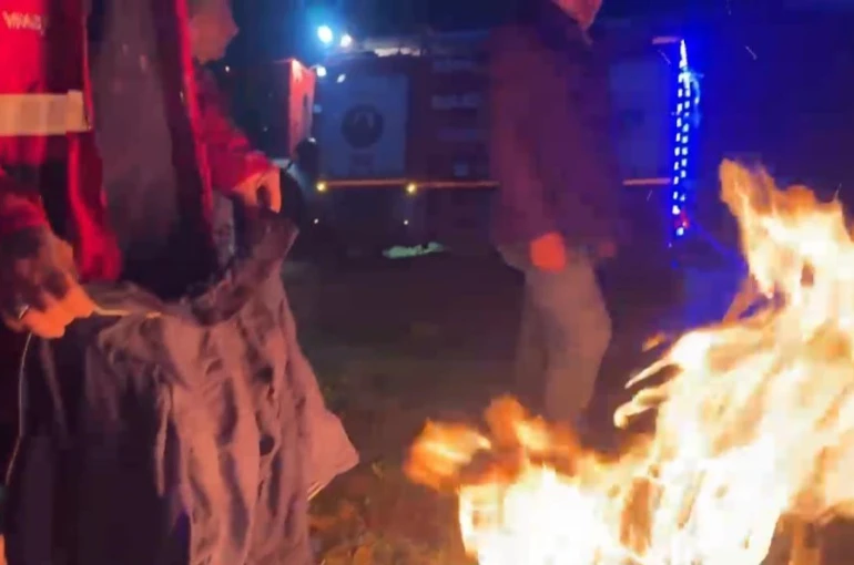Elazığ’da yangına giden itfaiye aracı çamura saplandı 