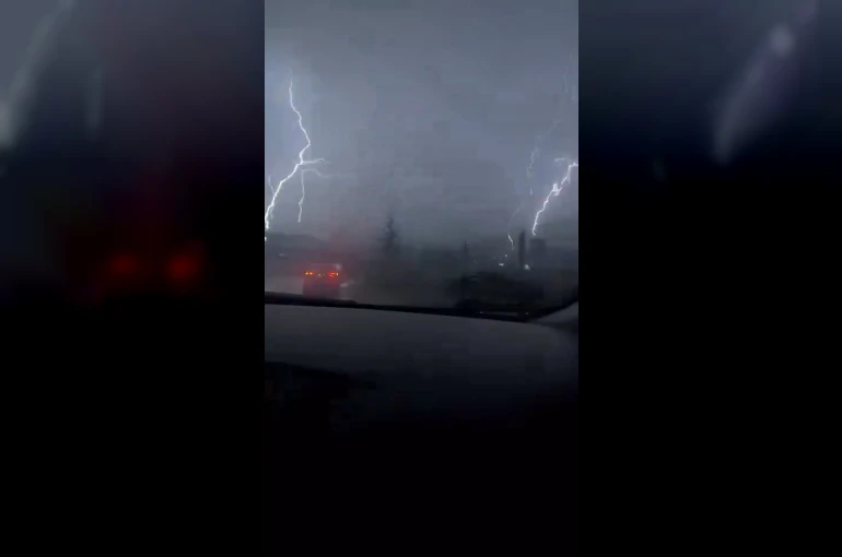Elazığ’da yıldırımın düşme anı kamerada 