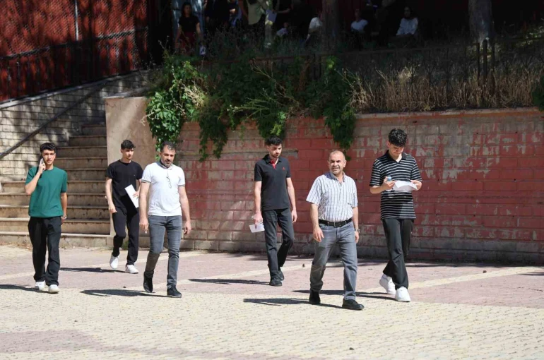 Elazığ’da YKS maratonu başladı: 37 binden fazla aday geleceği için sıralardaki yerini aldı 
