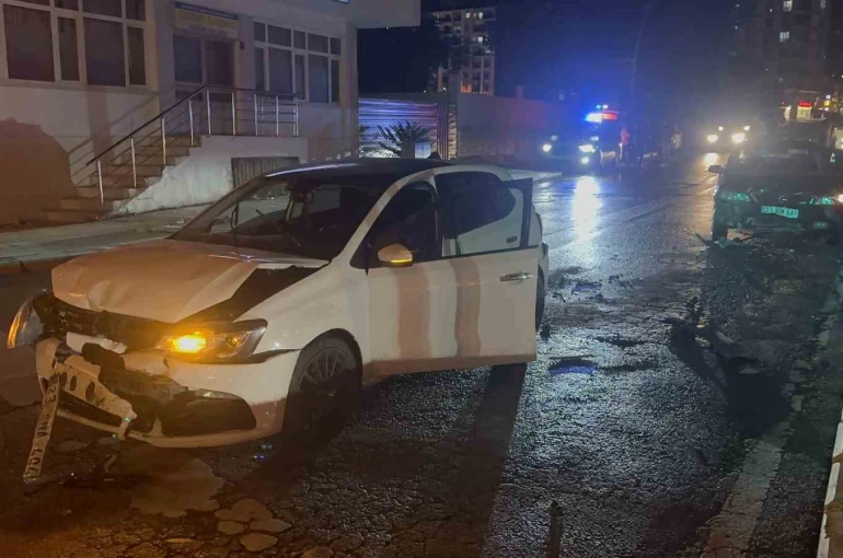 Elazığ’da zincirleme trafik kazası: 3 yaralı
