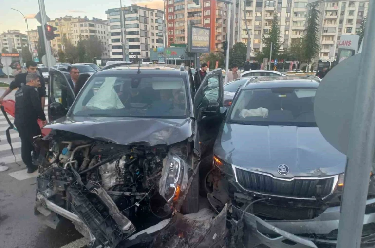 Elazığ’da zincirleme trafik kazası: 3 yaralı 