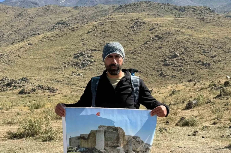 Elazığlı sporcudan Ağrı Dağı’nda 30 Ağustos Zafer Bayramı tırmanışı