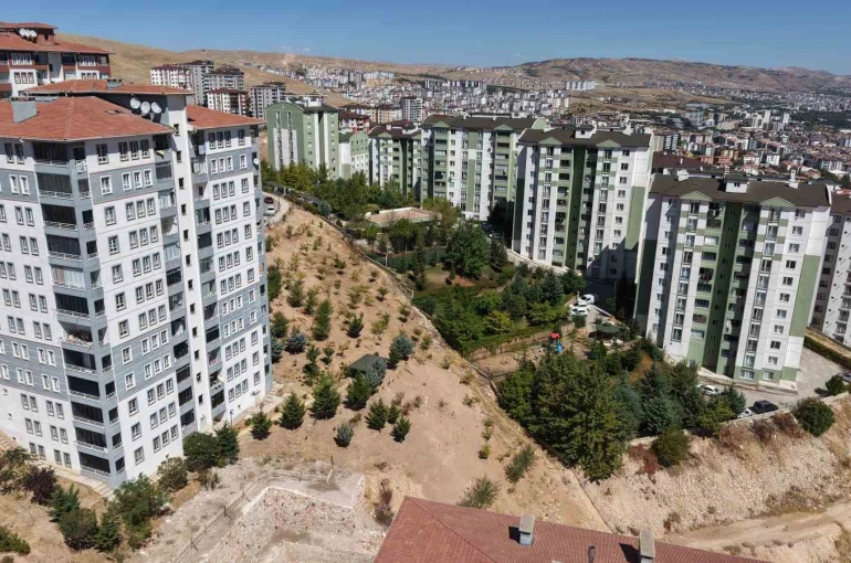 Elazığlı vatandaştan örnek çalışma: Depremde kurtardığı fidanlarla şehirde köy hayatını yaşatıyor 