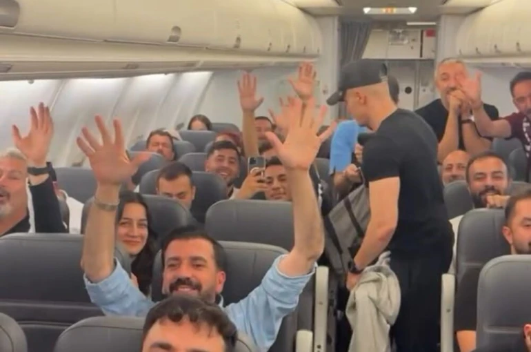 Elazığspor ve taraftarlar galibiyeti uçakta kutladı 