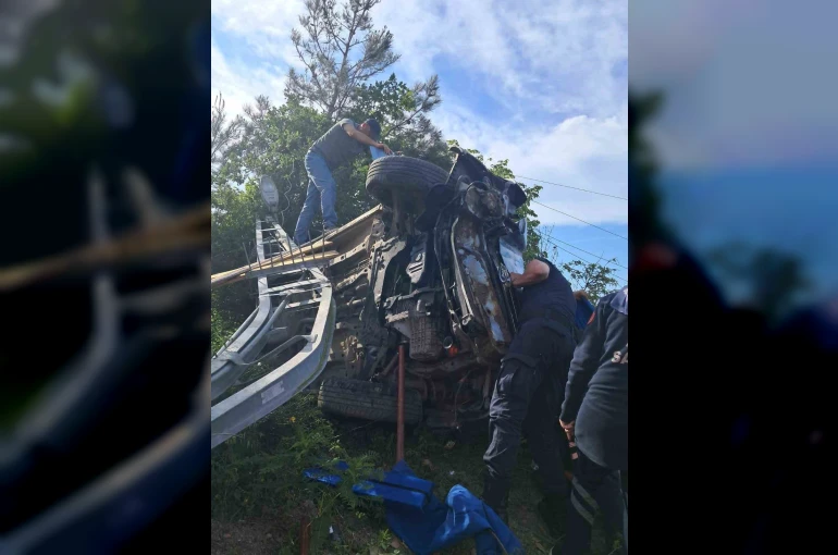 Elektrik direğine çarpan hafif ticari araç devrildi: 2 yaralı 