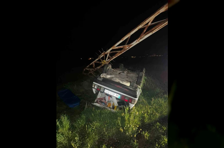 Elektrik direğine çarpan otomobil ters döndü 