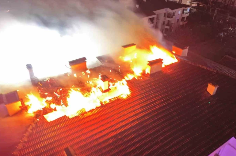 Elektrik panosunda çıkan yangın apartmanın çatısını sardı: O anlar kamerada