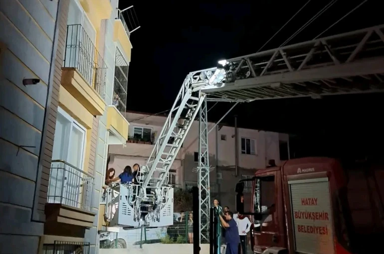 Elektrik panosundan çıkan yangında 50 vatandaşı itfaiye kurtardı 