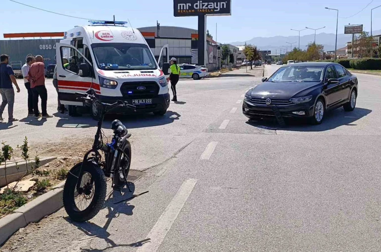 Elektrikli bisiklet ile otomobil çarpıştı: 1 yaralı 