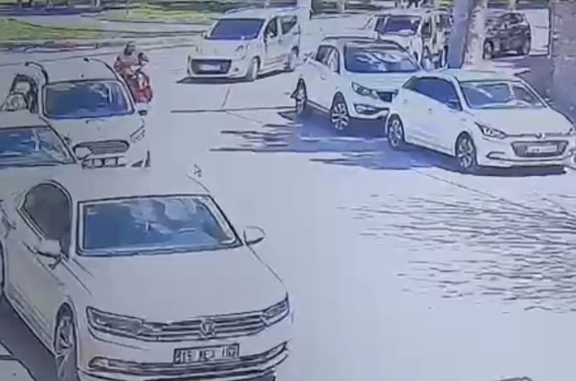 Elektrikli bisiklet park halindeki otomobile çarptı 