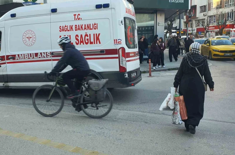 Elektrikli bisiklet, servis aracıyla çarpıştı: 1 yaralı 