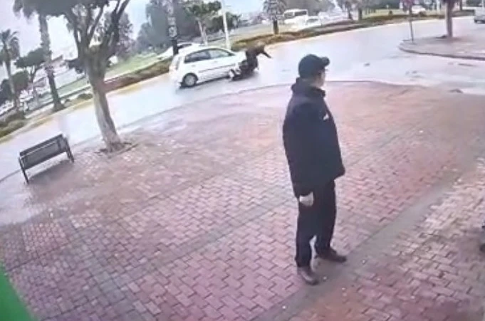 Elektrikli bisiklet sürücüsünü yola savuran kaza kamerada 