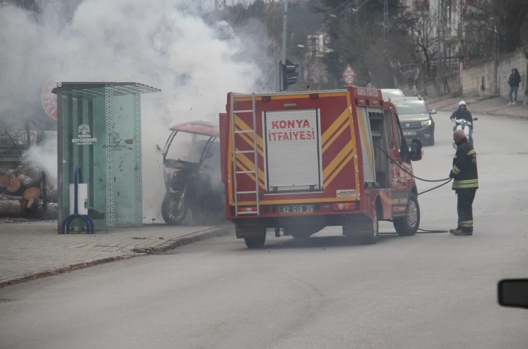 Elektrikli üç tekerlekli motosiklet alev alev yandı