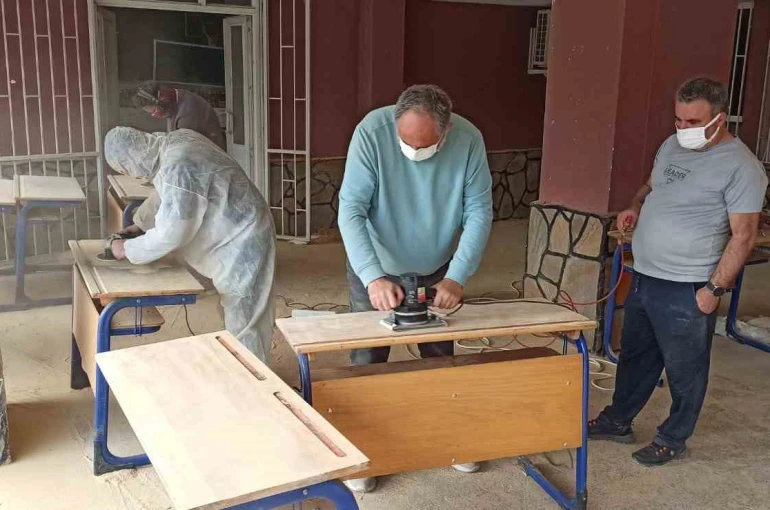 Elele veren idareci ve öğretmenler, ustaya ihtiyaç duymadan okullarını yeniliyor 