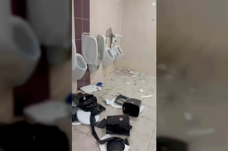 Elenen Balıkesirspor taraftarı hırsını deplasman tuvaletlerinden çıkardı 