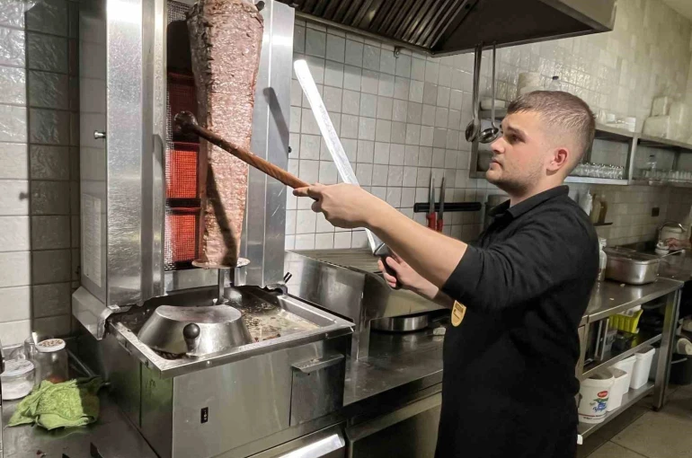 Eli kalem değil kepçe tuttu, 17 yaşında 30 çeşit yemek çıkartıyor 