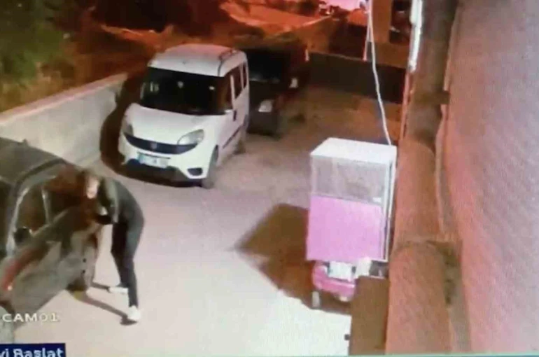 Elindeki bıçakla park halindeki araçların lastiklerini tek tek patlattı: O anlar kameraya yansıdı 