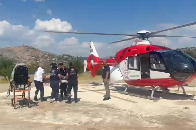 Elinden yaralanan hasta ambulans helikopterle Malatya’ya sevk edildi