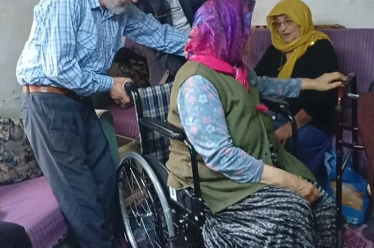 Emekli astsubaylardan tekerlekli sandalye desteği 