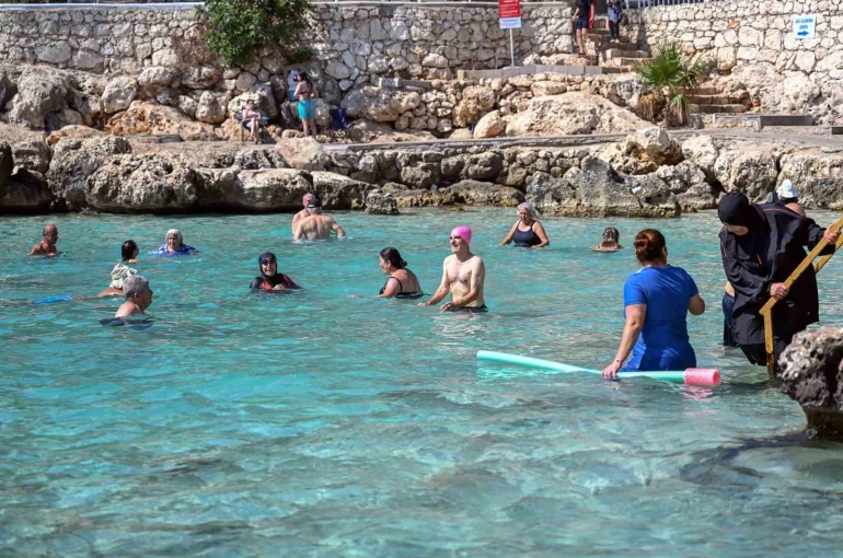 Emekli Evi üyeleri Yapraklı Koy’da denizin keyfini çıkardı