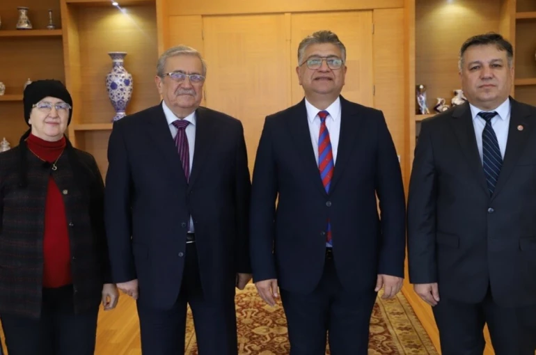 Emekli Müdür Ahmet Urfalı eserlerini Rektör Kızıltoprak’a takdim etti