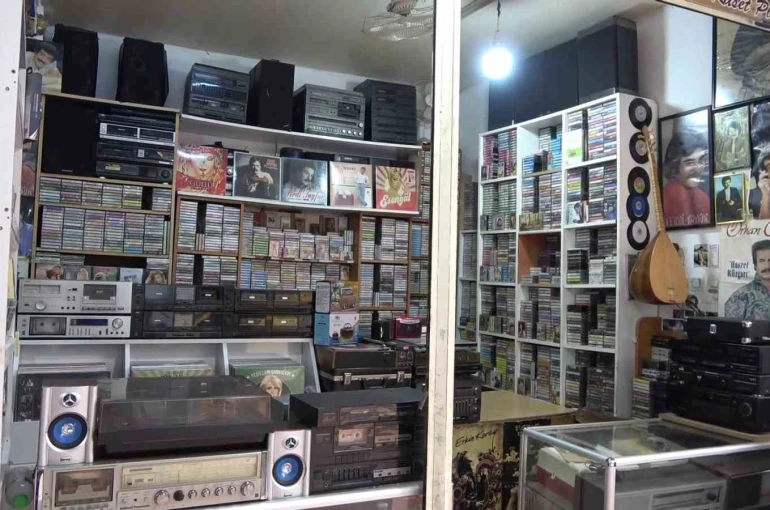 Emekli olunca evdeki kaset ve plaklarla iş yeri açtı 
