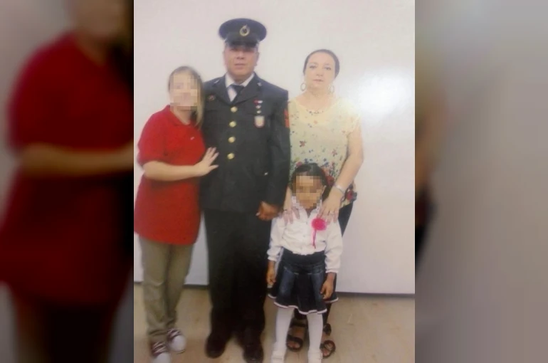 Emekli uzman çavuş, eşi ve bir kızını öldürüp diğer kızını yaraladıktan sonra intihar etti 