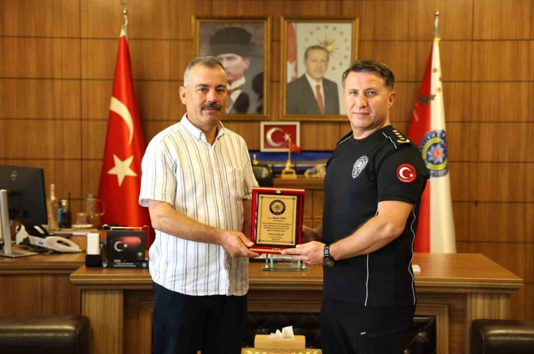 Emekliye ayrılan polis memuruna veda plaketi 